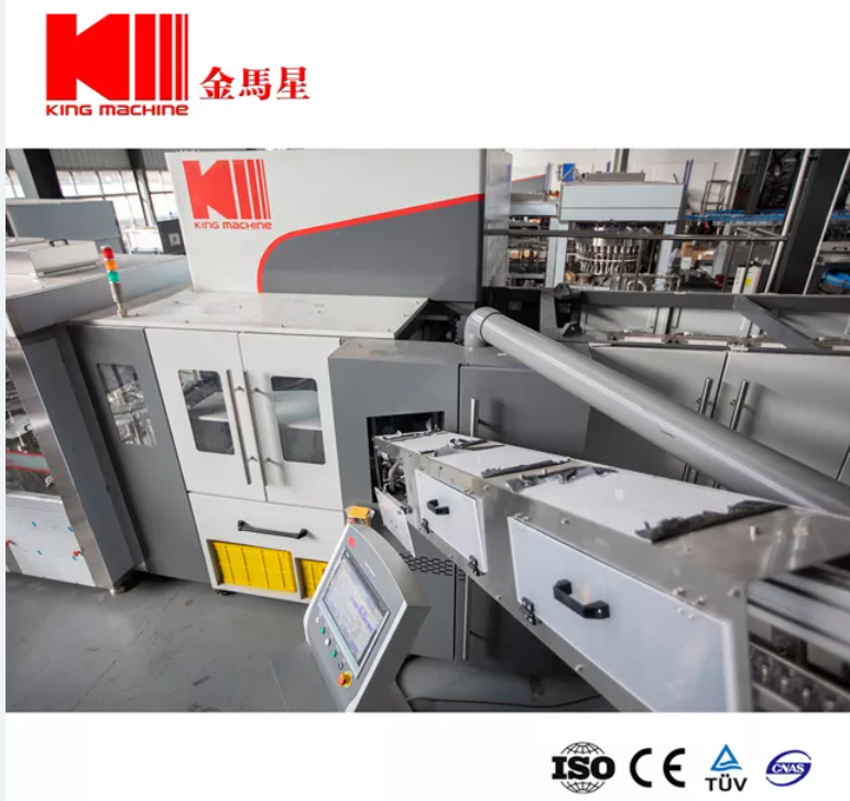 En King Machine, hemos sido un l&iacute;der de confianza en la industria de envases de bebidas durante m&aacute;s de dos d&eacute;cadas. Proporcionamos m&aacute;quinas de embotellamiento de bebidas embotelladas eficientes, confiables y de vanguardia dise&ntilde;adas para satisfacer las diversas necesidades de la industria de bebidas. Nuestras m&aacute;quinas atienden a una variedad de soluciones de empaque, que incluyen agua, jugos, refrescos y bebidas energ&eacute;ticas. King Machine es su compa&ntilde;ero de referencia para todos sus requisitos de envasado de bebidas. &iexcl;Cont&aacute;ctenos hoy para una soluci&oacute;n personalizada!